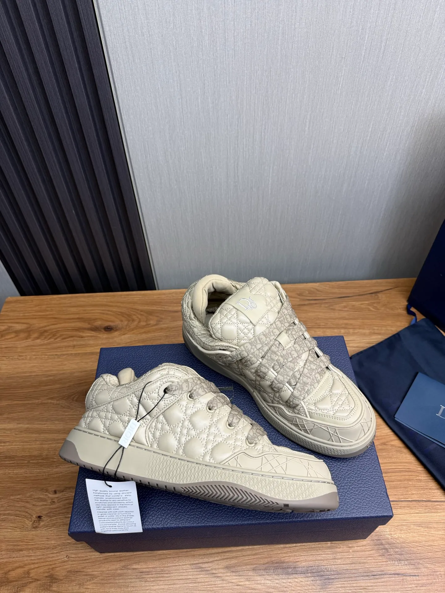 Men's shoes 💰800💰 Dior sneakers enrich the classic series with fashionable retro style. Carefully crafted, they can be paired with casual looks all year round. Dad Shoes style shoes that follow the trend of the retro market ▪️ Fabric: Original custom embroidered cowhide ▪️ Lining: Imported breathable mesh ▪️ Sole: Original molded non-slip outsole ▪️ Size: 38-45 (45 is custom-made and cannot be returned)